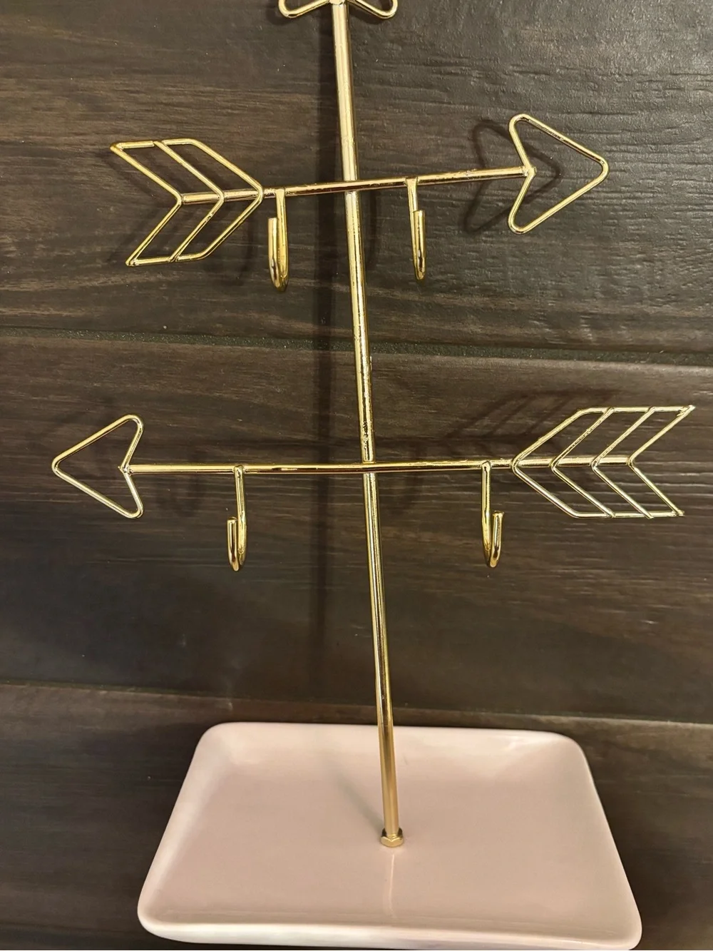 Amazon Essentials Gold Arrow Jewelry Stand with White Dish